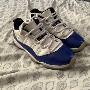 Jordan 11s size 9.5 in woman